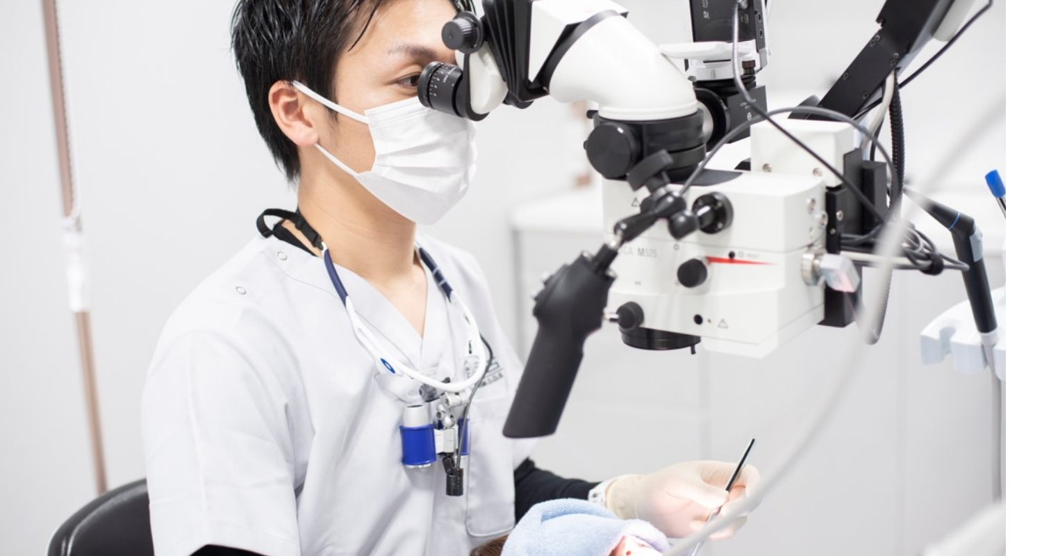 歯科用顕微鏡による精密治療の様子